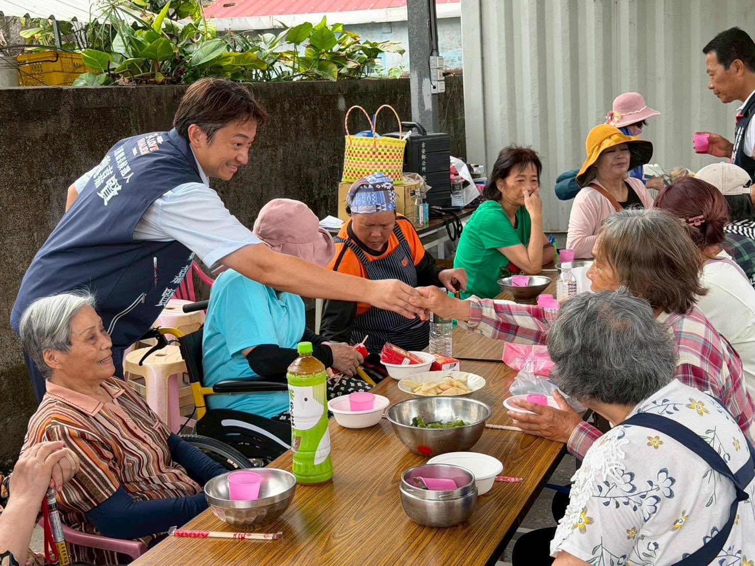 魏嘉賢在社區據點與長輩握手互動